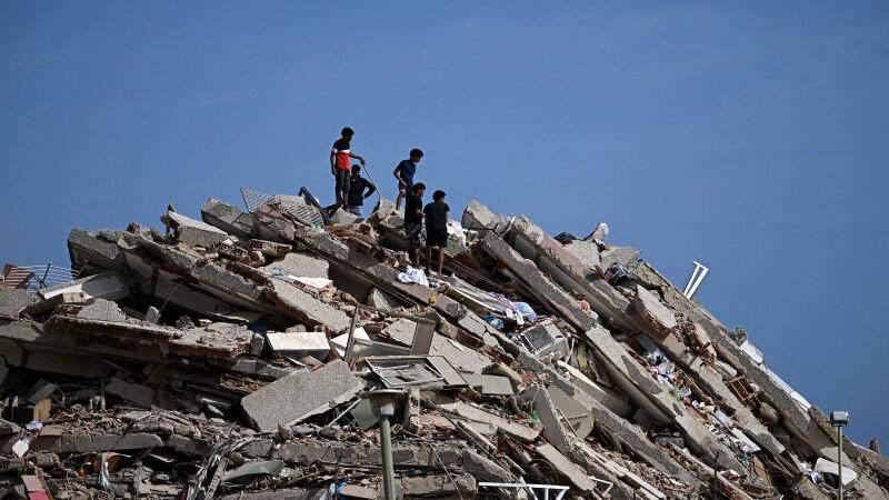 Se eleva a 235 los muertos y a 4,300 los heridos por terremotos