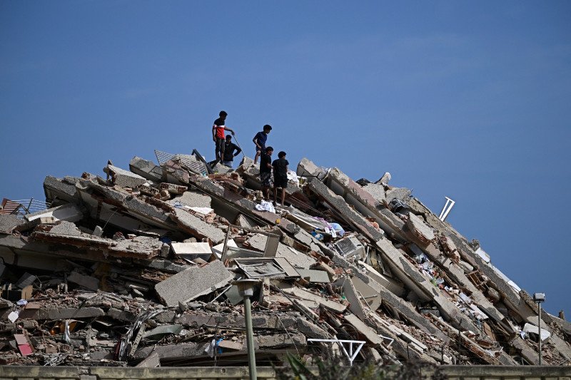 Se eleva a 235 los muertos y a 4,300 los heridos por terremotos