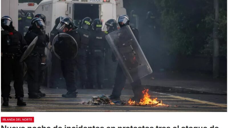 La policía utiliza cañones de agua para dispersar a manifestantes antinmigración cerca de la capital de Irlanda de Norte
