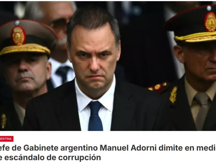 El jefe de Gabinete argentino, Manuel Adorni, presentó su renuncia este sábado al presidente Javier Milei, acorralado tras admitir hace dos semanas que ocultó 500.000 dólares en sus declaraciones juradas