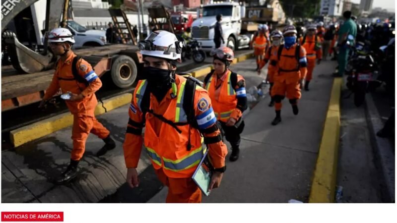 Venezuela busca a contrarreloj a los miles de desaparecidos tras los dos terremotos de magnitud 7,2 y 7,5 que sacudieron el norte del país el miércoles pasado