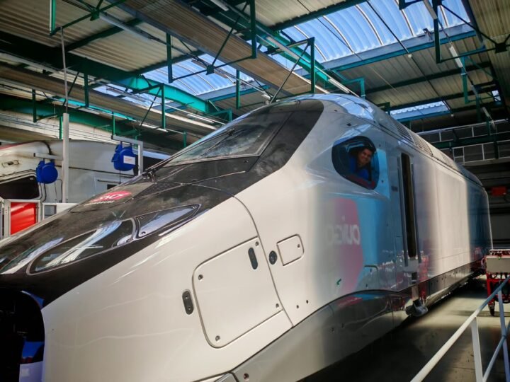 Inician el ensamblaje de trenes de Monorriel de Santiago en la fábrica de Belford en Francia