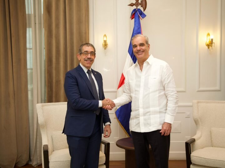 Presidente Abinader recibe en el Palacio Nacional al nuevo rector electo de la UASD, Jorge Asjana David