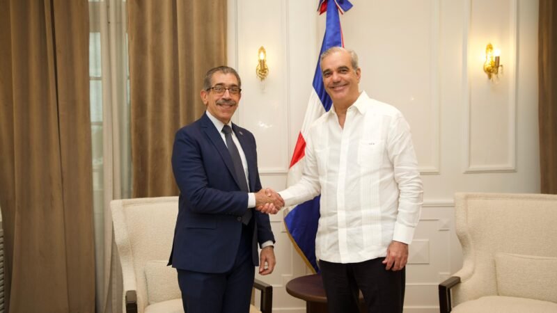 Presidente Abinader recibe en el Palacio Nacional al nuevo rector electo de la UASD, Jorge Asjana David