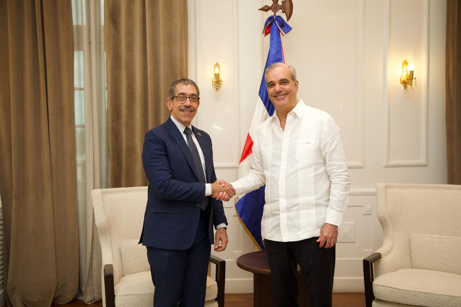 Presidente Abinader recibe en el Palacio Nacional al nuevo rector electo de la UASD, Jorge Asjana David
