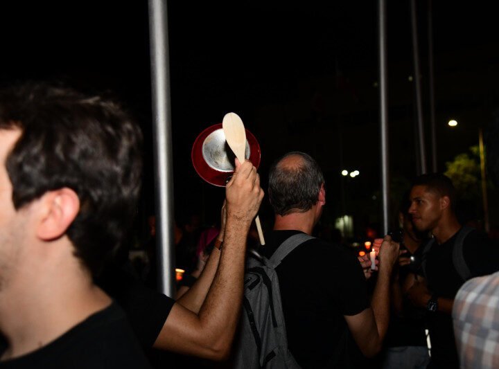 Siguen sonando los cacerolazos en sectores del Gran Santo Domingo