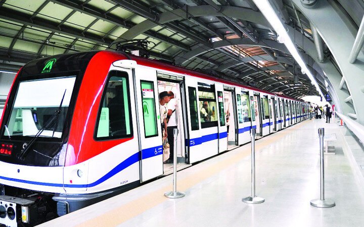 Evacúan andén del Metro luego de que persona ingresara a las vías