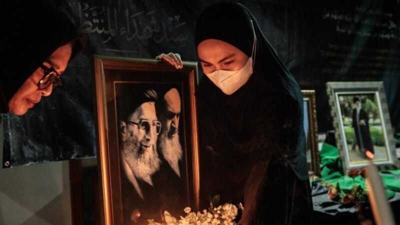 Llaman a  la venganza en funeral de asesinado líder supremo de Irán