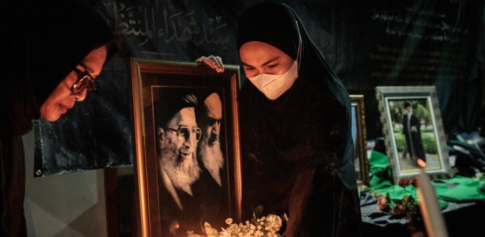 Llaman a  la venganza en funeral de asesinado líder supremo de Irán