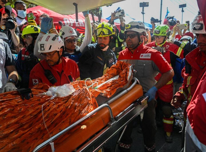 El vigilante que duró ocho días bajo los escombros en Venezuela