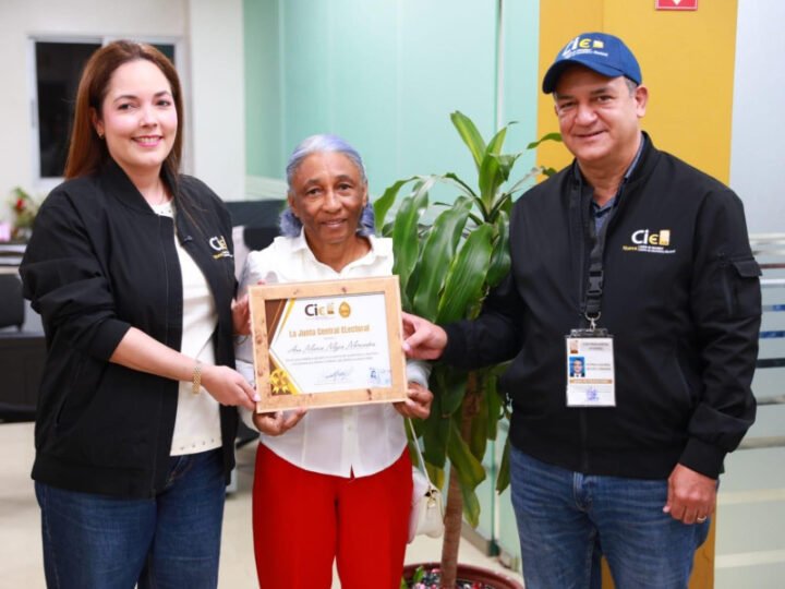Mas de dos millones de cédulas entregadas por la JCE en su nuevo formato