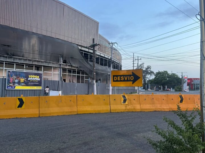 Muro  divide el acceso a la Isabel Aguiar por la Romulo Betancour