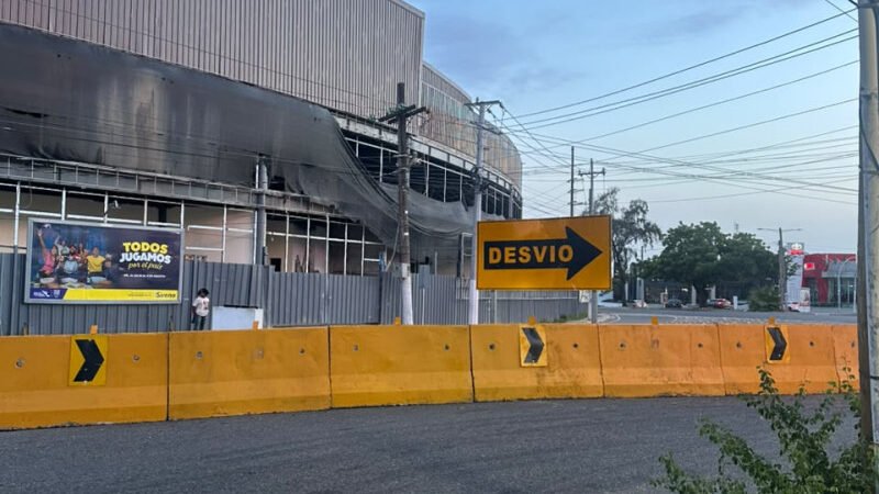 Muro  divide el acceso a la Isabel Aguiar por la Romulo Betancour