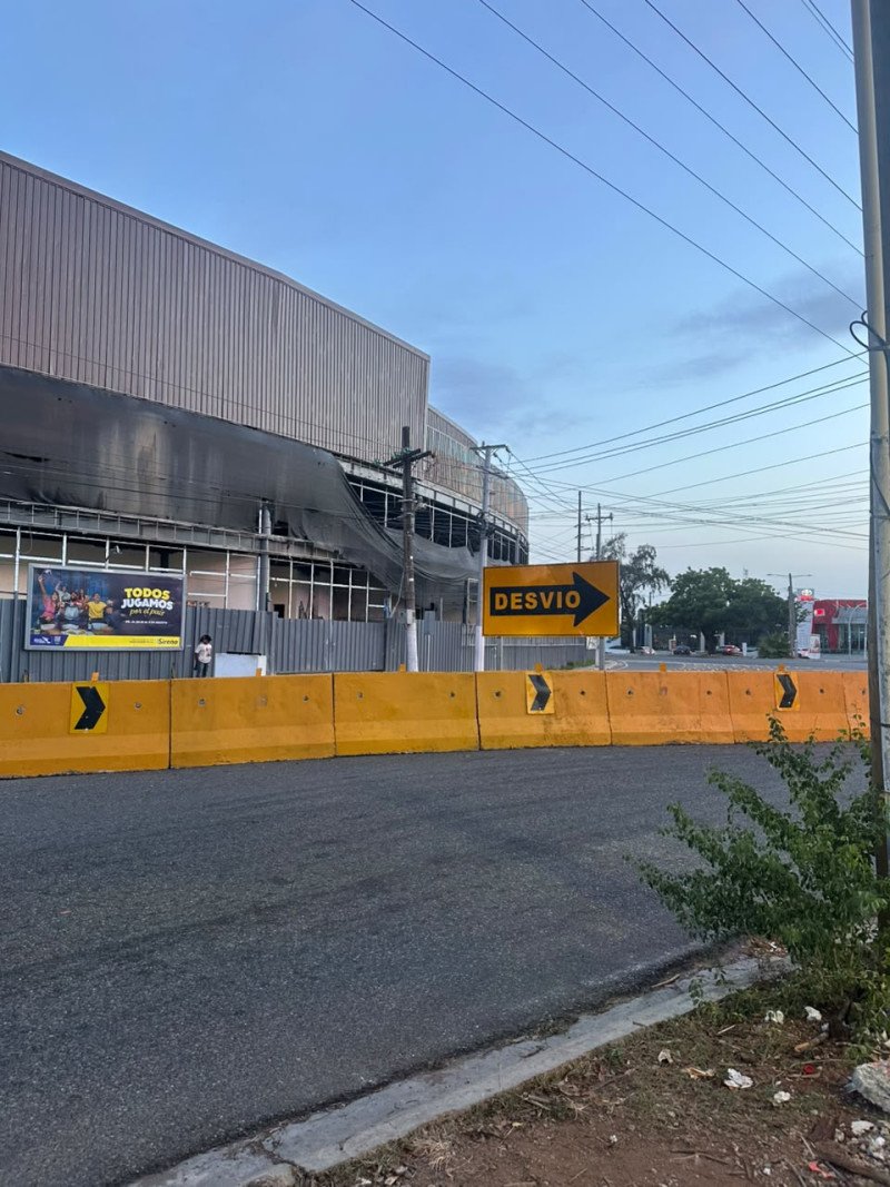 Muro  divide el acceso a la Isabel Aguiar por la Romulo Betancour