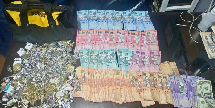 Arrestan a presuntos asaltantes de joyería en Santiago y recuperan dinero y prendas robadas