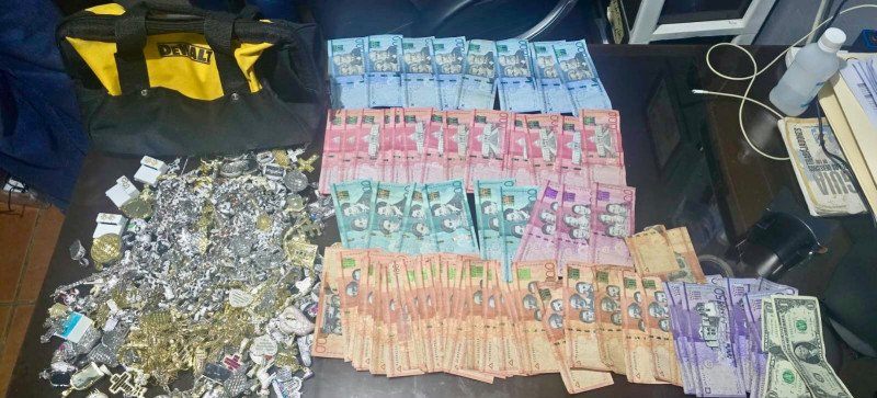 Arrestan a presuntos asaltantes de joyería en Santiago y recuperan dinero y prendas robadas