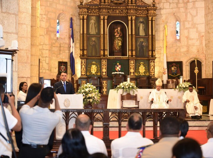 Arzobispo llama al personal del SNS a ejercer la medicina con sensibilidad, amor y esperanza