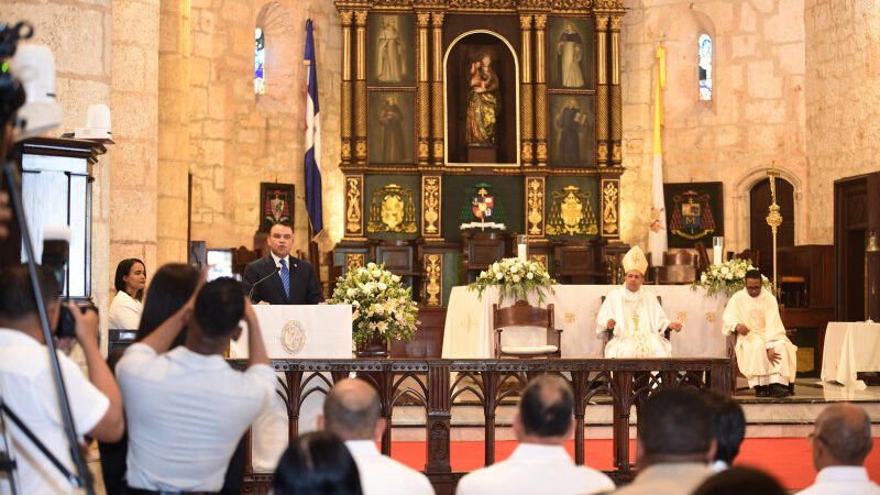 Arzobispo llama al personal del SNS a ejercer la medicina con sensibilidad, amor y esperanza