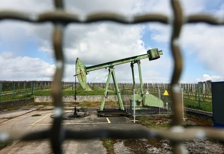 El precio del petróleo retrocede ante esperanza de negociaciones en Oriente Medio