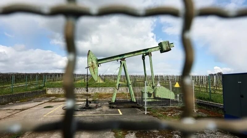 El precio del petróleo retrocede ante esperanza de negociaciones en Oriente Medio