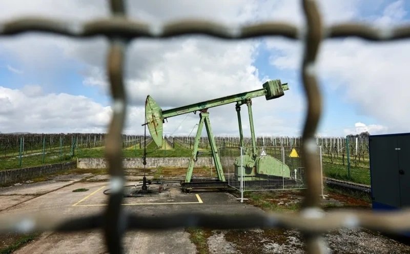 El precio del petróleo retrocede ante esperanza de negociaciones en Oriente Medio