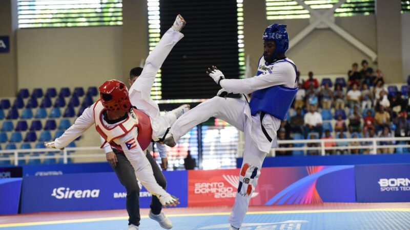 Bernardo Pie derriba al puertorriqueño Adrián Benítez en el combate por la presea dorada de la categoría -74 kilogramos