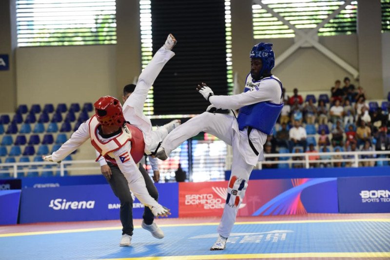 Bernardo Pie derriba al puertorriqueño Adrián Benítez en el combate por la presea dorada de la categoría -74 kilogramos