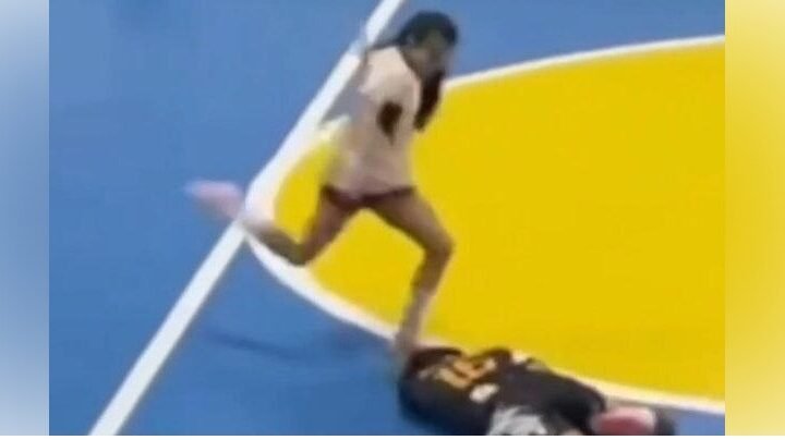 Jugadora pegó dos patadas en cabeza de rival en el piso y recibió sanción de cinco años