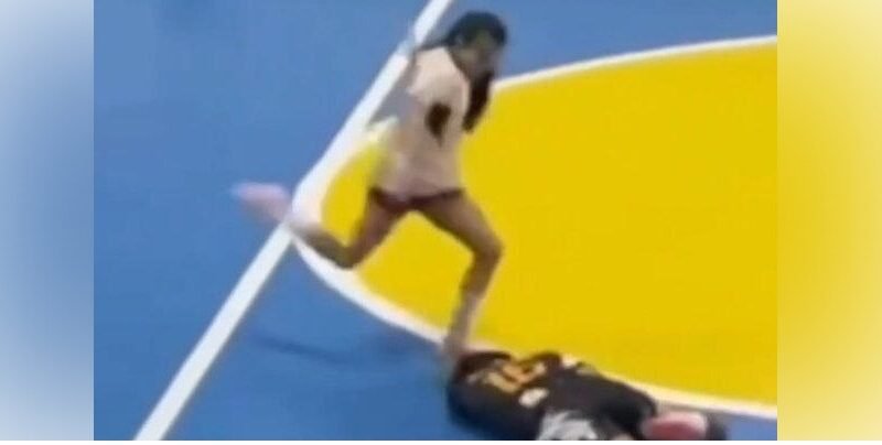 Jugadora pegó dos patadas en cabeza de rival en el piso y recibió sanción de cinco años