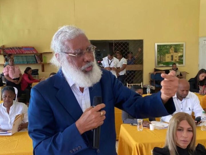 Hubieres acusa a miembros del Dicrim de robo de 35 TV en Villa Olímpica de Bayaguana