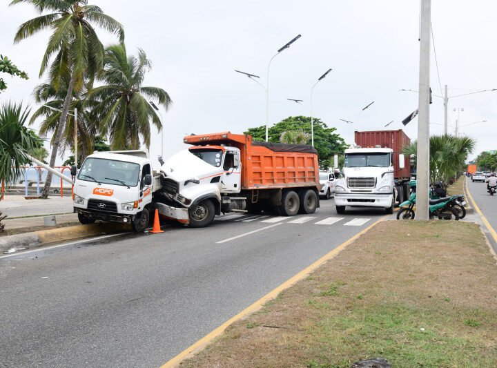 La circulación de vehículos pesados por el malecón, una prohibición ignorada por años