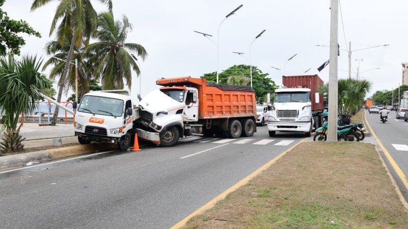 La circulación de vehículos pesados por el malecón, una prohibición ignorada por años