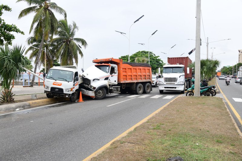 La circulación de vehículos pesados por el malecón, una prohibición ignorada por años