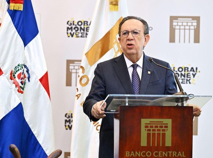 Ratifican a Héctor Valdez Albizu como gobernador del Banco Central