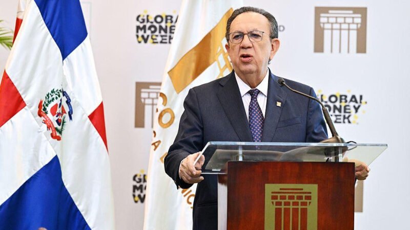 Ratifican a Héctor Valdez Albizu como gobernador del Banco Central