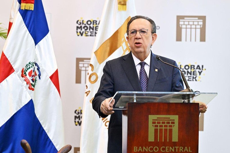 Ratifican a Héctor Valdez Albizu como gobernador del Banco Central