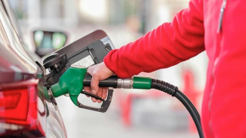 Aumentan hasta tres pesos a las gasolinas y gasoil