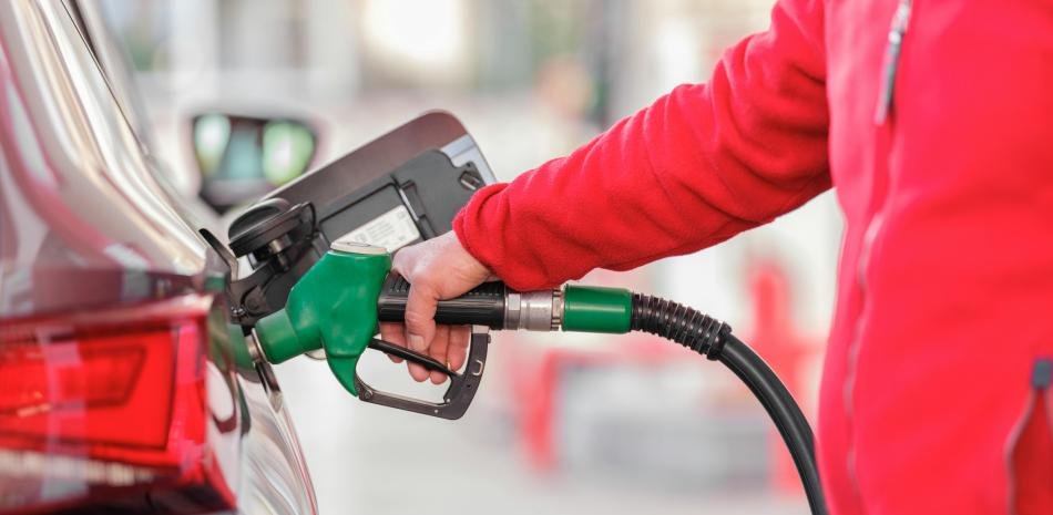 Aumentan hasta tres pesos a las gasolinas y gasoil