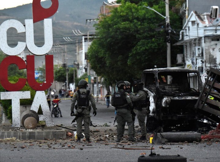 Bomba en Colombia  heridos 11por a días de la investidura presidencial