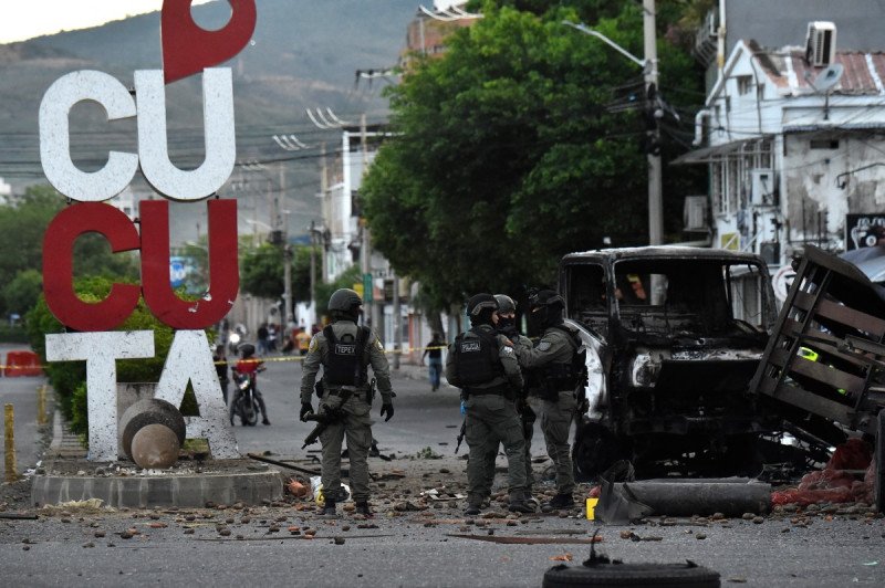 Bomba en Colombia  heridos 11por a días de la investidura presidencial