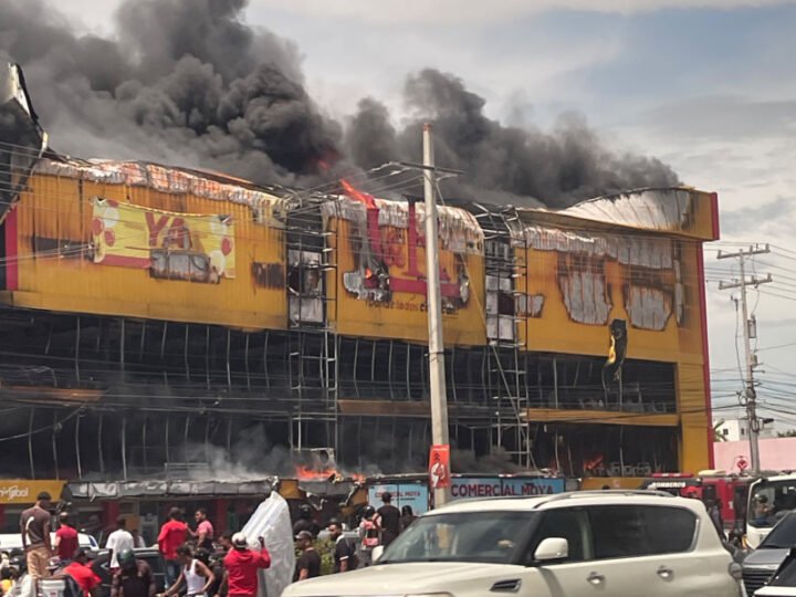 Coge fuego L & R Comercial en autopista Las Américas