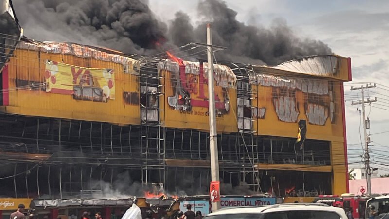 Coge fuego L & R Comercial en autopista Las Américas
