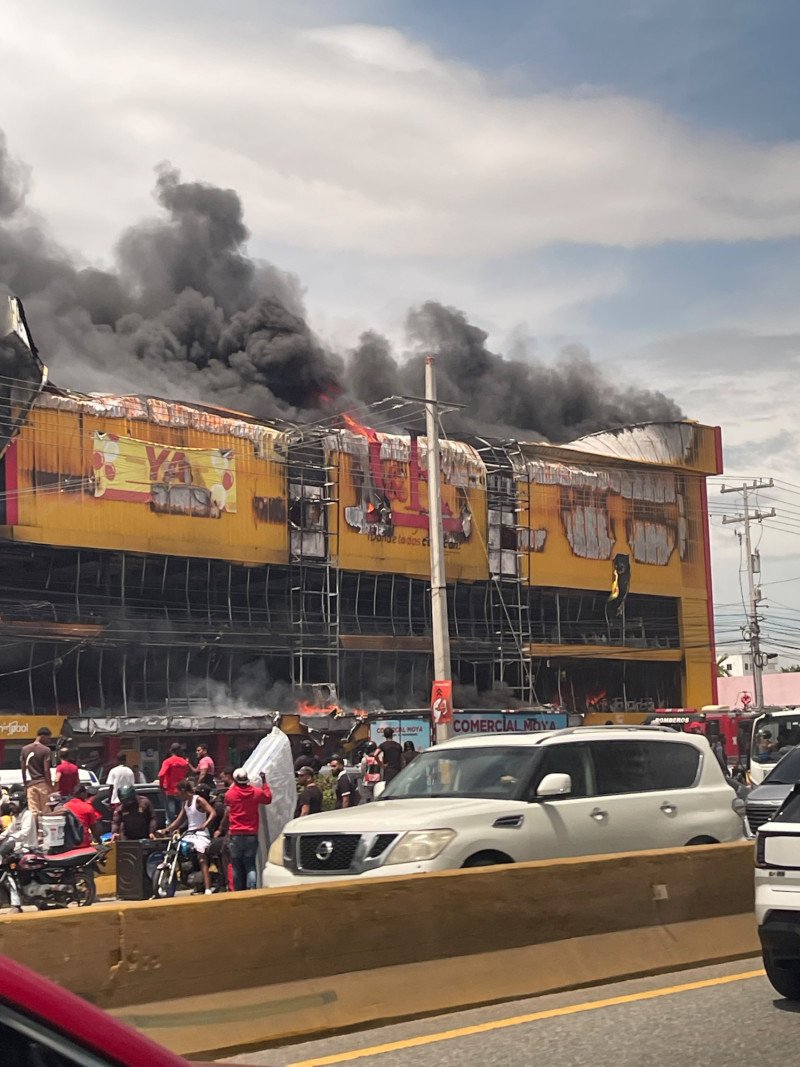 Coge fuego L & R Comercial en autopista Las Américas