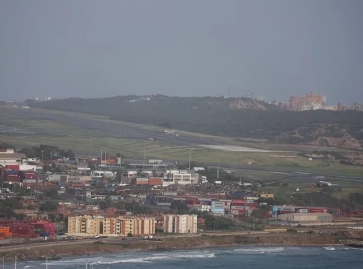 Venezuela reanuda las operaciones de carga en su principal aeropuerto tras el cierre por los sismos