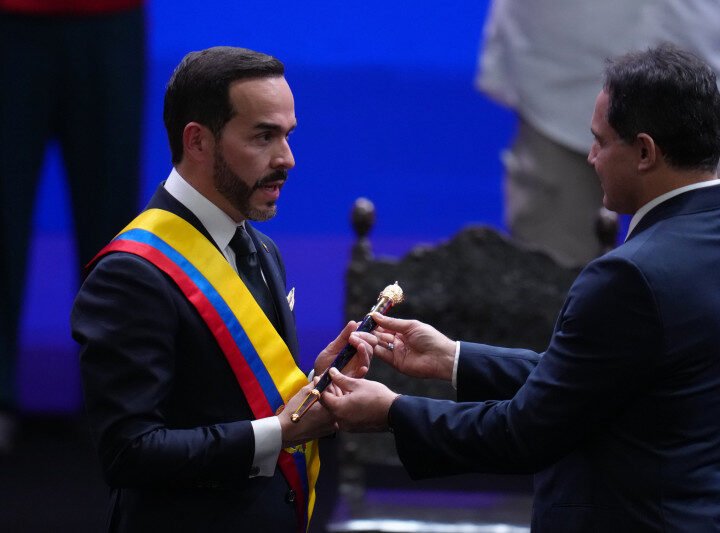 Espriella jura como presidente de Colombia