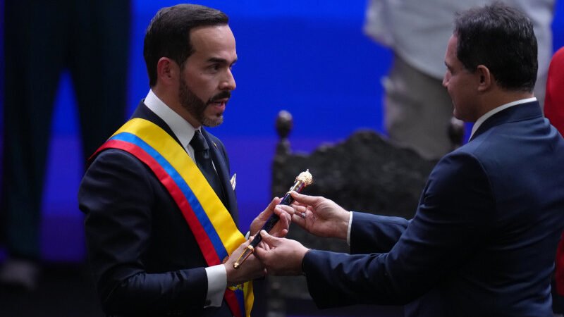 Espriella jura como presidente de Colombia