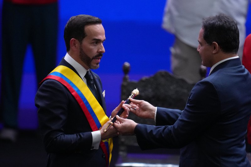 Espriella jura como presidente de Colombia