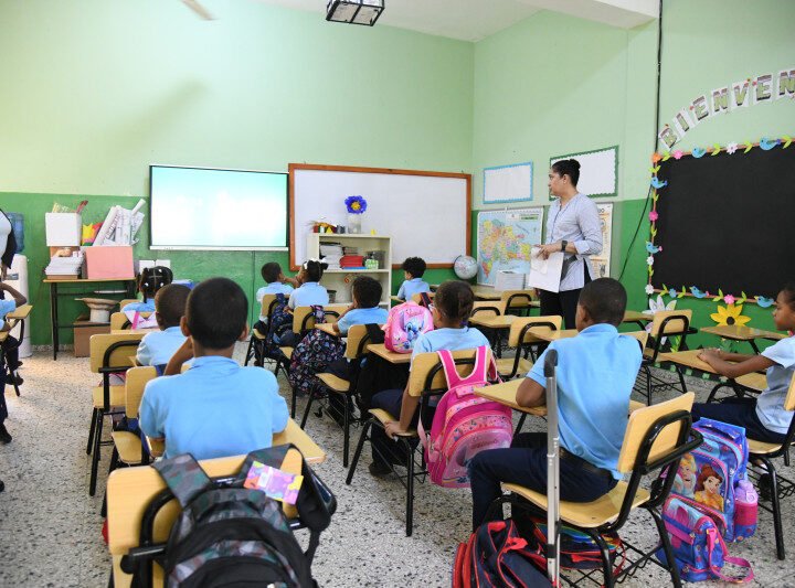 Más horas en las aulas, pero menos calidad educativa