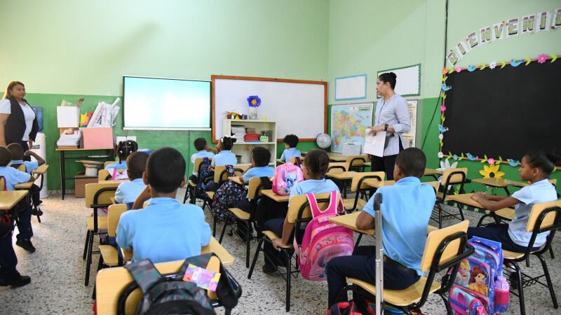 Más horas en las aulas, pero menos calidad educativa
