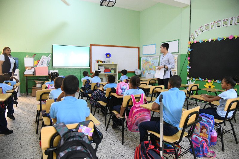 Más horas en las aulas, pero menos calidad educativa